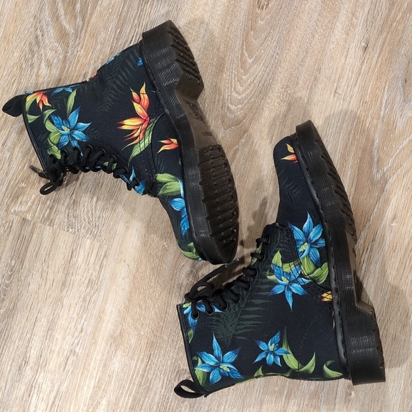 πππΈβ‘οΈDr. Martens Castel Black Boots with Floral Design Women's size 5πππΈβ‘οΈ - Picture 5 of 10